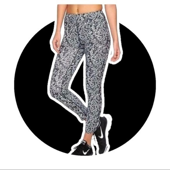 Nike Women's Pronto ESSENTIAL Running Crop Pant - Picture 2 of 9